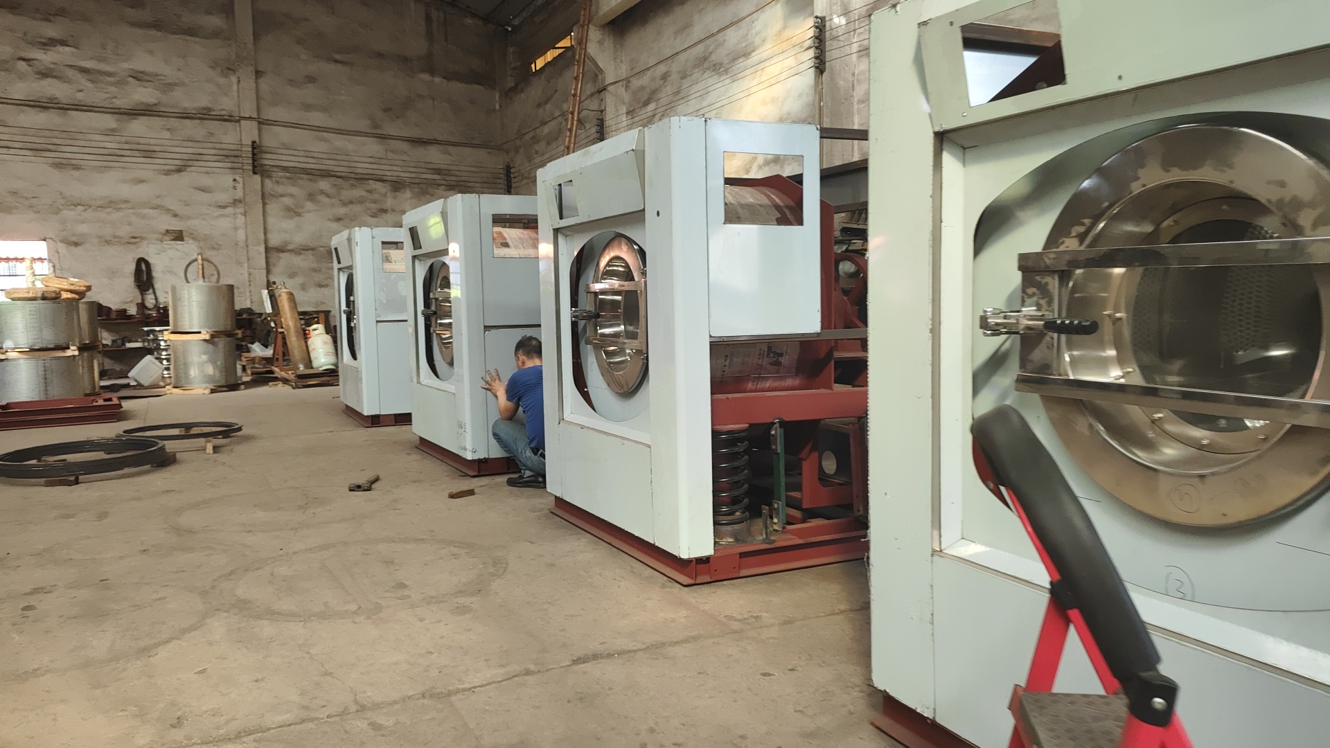 
知名藥企與三甲醫(yī)院都在用的工業(yè)半自動洗衣機，洗滌工廠源頭實力如何驗證？
